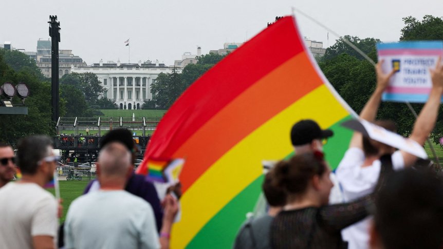 Richter stoppt Trumps Zwei-Geschlechter-Passregelung in den USA - Eine von Biden ernannte Richterin hat Trumps Politik gestoppt, US-Pässe auf männlich und weiblich zu beschränken, da dies trans Personen schadet.