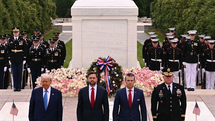 Trump Şehitleri Onurlandırdı, Cumhuriyeti Yeniden İnşa Sözü Verdi