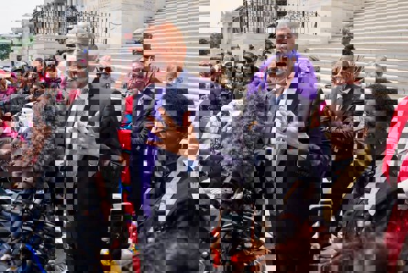 Demokratlar ve din adamları GOP bütçesine karşı Kongre nöbetinde