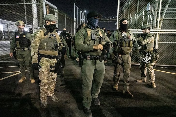 Angriffe auf ICE-Beamte steigen um 690 % bei Trumps Grenzoffensive - Angriffe auf ICE-Beamte steigen im Jahresvergleich um 690 %, während Trump umfassende Grenz- und Abschiebungspolitik vorantreibt.