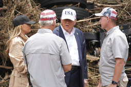 Trump besucht Texas-Flutopfer, FEMA-Einsatz unter Beobachtung