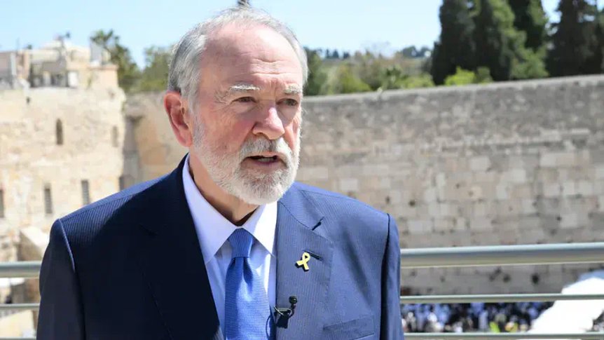 US Envoy: Trump-Netanyahu Ties Strong - US envoy Mike Huckabee affirms Trump-Netanyahu alliance remains strong, dismisses rumors of discord as fake news.