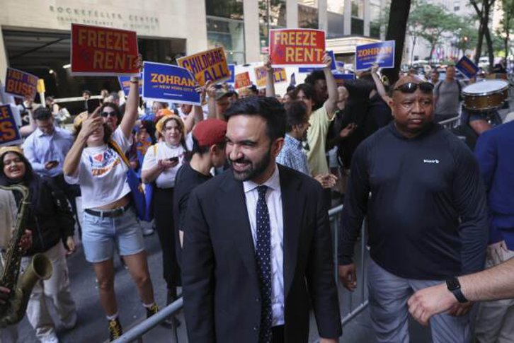 Mamdani sorgt mit Schriften und Sieg für progressiven Wandel in New York - Wiederentdeckte Schriften und ein historischer Wahlsieg rücken Zohran Mamdani und die progressive Bewegung New Yorks ins Rampenlicht.
