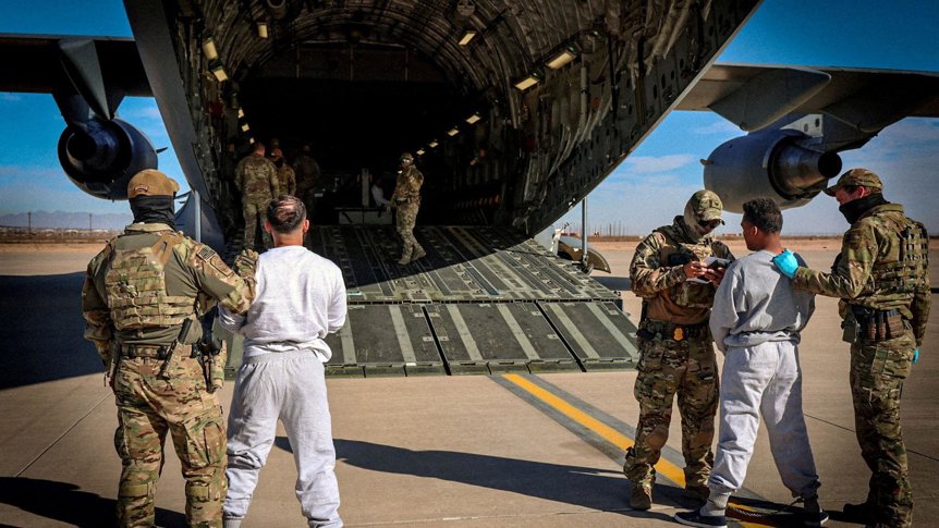Bundesrichter erlaubt Trumps Drittstaaten-Abschiebungen nach Südsudan - Antrag von Migranten, Abschiebung in den Südsudan zu stoppen, abgelehnt – Gerichte wägen Verfassungsfragen gegen Trumps Politik ab.