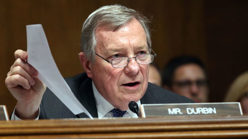 Senatör Durbin, Trump’ın Sınırda Tarihi Düşüşlere Rağmen Sürgün Odaklı Politikasını Eleştirdi - Senatör Durbin, Trump’ın toplu sınır dışı politikasının organize suça karşı mücadeleyi zayıflattığını, sınırdaki yakalamaların ise tarihi düşük seviyelere indiğini söyledi.