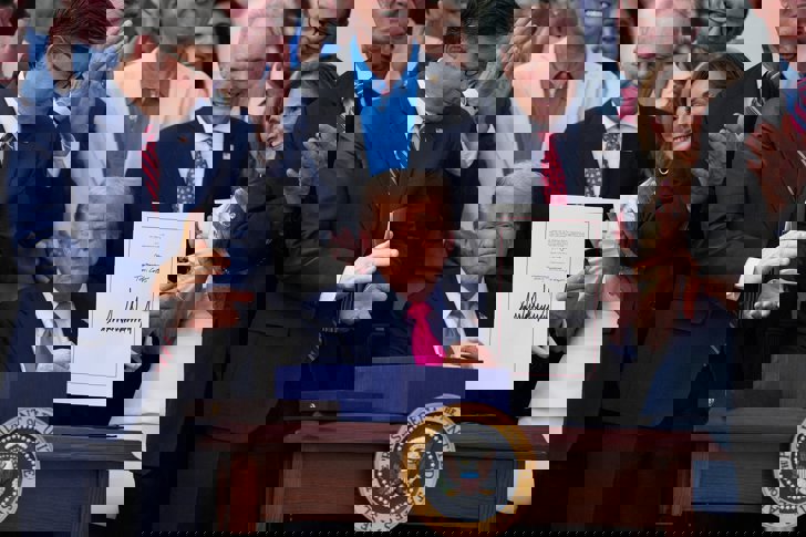Senato Trump’ın 9 Milyar Dolarlık Kesinti Paketini İlerletiyor - Senato, Trump’ın USAID ve kamu yayıncılığını hedef alan 9 milyar dolarlık kesinti paketini tartışıyor; Demokratlar daha derin sosyal kesintilere karşı uyarıyor.