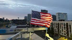 Portland ICE Binası’ndaki Protesto Sonrası Amerikan Bayrağı Yeniden Göndere Çekildi