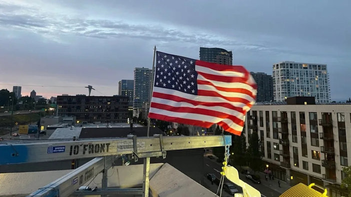 Portland ICE Binası’ndaki Protesto Sonrası Amerikan Bayrağı Yeniden Göndere Çekildi