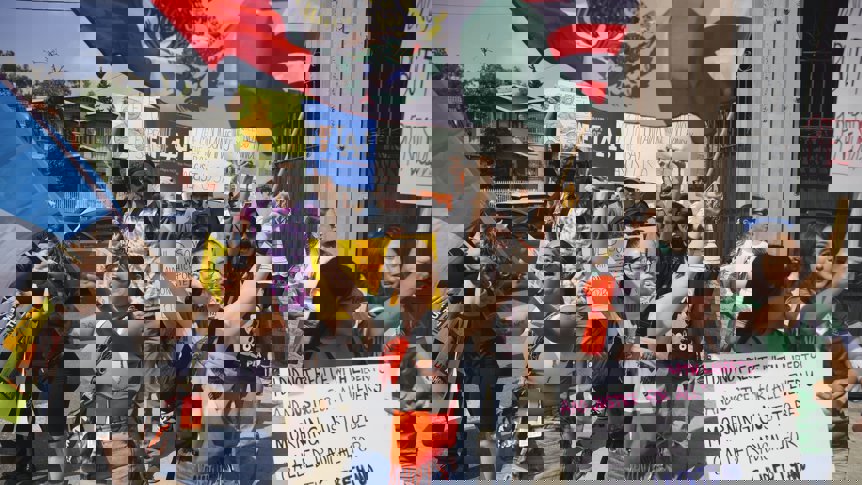 LA sagt 4. Juli-Feiern wegen Einwanderungsrazzien ab - Mehrere Städte im Raum LA sagen Veranstaltungen zum 4. Juli ab und verweisen auf Ängste wegen verstärkter ICE-Razzien und Bundesmaßnahmen.