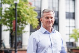 Gouverneur von North Carolina stoppt republikanische DEI- und Transgender-Gesetze