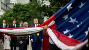 Trump finanziert riesige Flaggen am Weißen Haus selbst