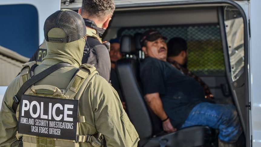 ICE-Razzia nimmt über 80 Migranten auf Rennbahn in Louisiana fest - ICE und Bundesbehörden nehmen bei einer Razzia auf der Delta Downs Rennbahn mehr als 80 illegale Migranten fest, darunter Wiederholungstäter.