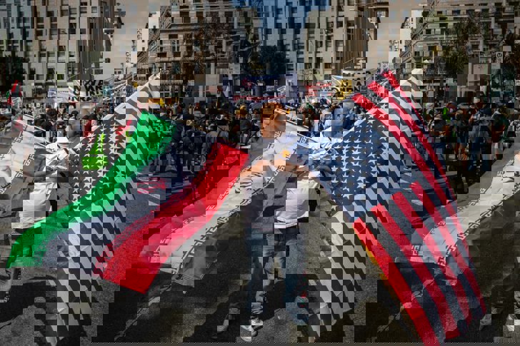 US-Schläge auf Irans Nuklearanlagen stärken amerikanische Glaubwürdigkeit - US-amerikanische und israelische Angriffe legen Irans Nuklearanlagen lahm, lösen regionale Debatten aus und stärken die Glaubwürdigkeit der USA, während Experten die langfristigen Auswirkungen bewerten.