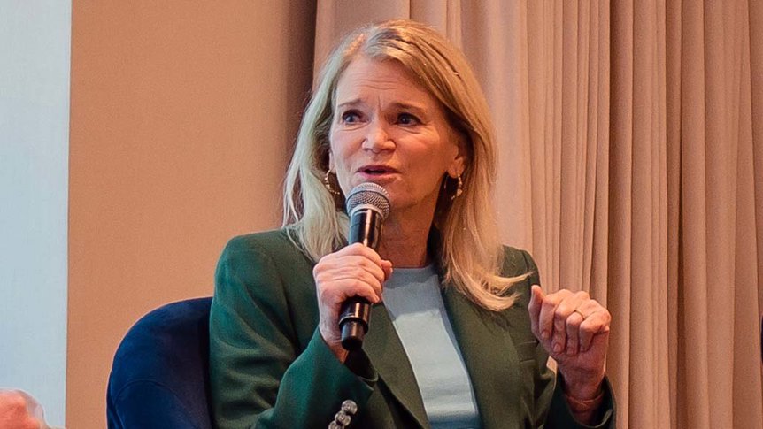 Trump ABC'yi Eleştirdi, Katolik Oylarda Zaferini Vurguladı - Trump, Raddatz'ın Papa yorumu üzerine ABC'yi eleştirip Katolik oylarındaki başarısını vurguladı, Bob Iger'ı hedef aldı.