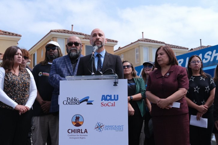 ACLU, Los Angeles’ta ICE Baskınlarını Durdurmak İçin Dava Açtı - ACLU, Los Angeles’ta ICE baskınlarını durdurmak için DHS’ye dava açtı; dava ırk temelli ayrımcılık ve insanlık dışı koşullara odaklanıyor.