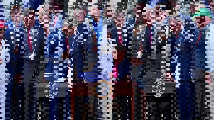 Trump’ın Vergi İndirimi ile Gelirler Artıyor, Senato 9 Milyar Dolarlık Kesintiyi Tartışıyor