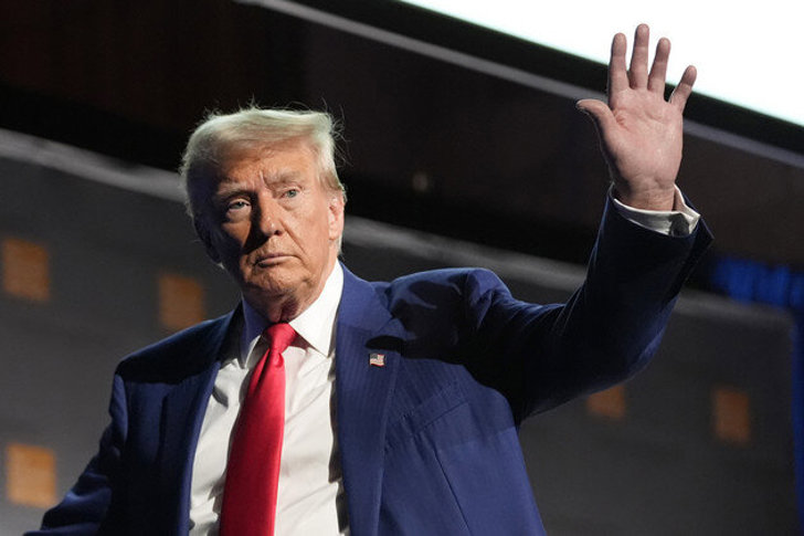 Trump sammelt 1,4 Mrd. USD für die GOP zu den Zwischenwahlen 2026 - Trump sichert sich 1,4 Milliarden US-Dollar an politischen Spenden, um die Dominanz der Republikaner bei den Zwischenwahlen 2026 zu stärken und die Mehrheiten im Repräsentantenhaus und Senat zu verteidigen.