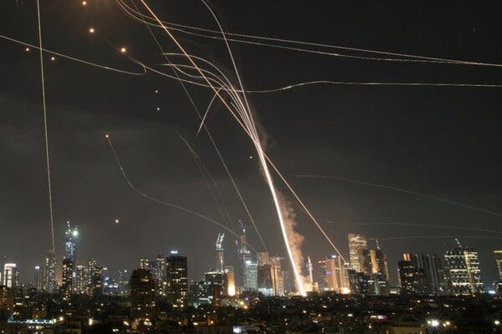 Trump-Team steht vor erstem großen außenpolitischen Test - Während Israel den Iran angreift, stehen Trumps Spitzenbeamte vor ihrer ersten großen außenpolitischen Bewährungsprobe und lösen Debatten aus.