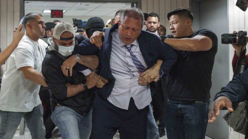 NYC-Kontrolleur Lander festgenommen, freigelassen - Brad Lander wird nach Protest gegen ICE von DHS verhaftet und Stunden später nach Kritik von Beamten und Aktivisten freigelassen.