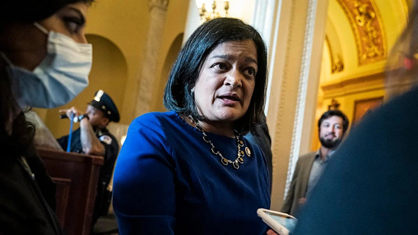 Jayapal und Bass fordern das Weiße Haus bei ICE und Einwanderungspolitik heraus - Demokraten verurteilen das Vorgehen der ICE als „terrorisierend“; Das Weiße Haus verteidigt die Beamten, während Gewalt und politische Spannungen zunehmen.