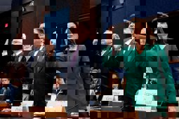 Valilerle Kongre Arasında 'Sığınak Eyalet' Gerilimi - Walz, Hochul ve Pritzker sığınak politikalarını savundu, GOP fonları kesmek istiyor.