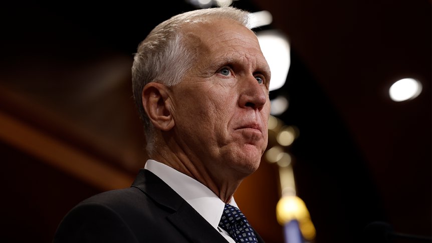Tillis, Trump'a Karşı Çıktı: Senato Tasarısı İlerliyor - Senatör Tillis Medicaid kesintileri nedeniyle Trump’ın yasasına karşı çıkıyor, Senato’daki Cumhuriyetçi birlik riske giriyor.