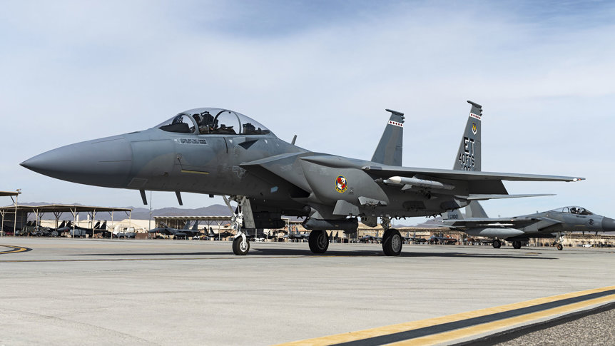 Trump: Selfridge erhält F-15EX-Kampfjets - Trump kündigt F-15EX-Kampfjets für Selfridge an – Ersatz für ältere Maschinen und Verstärkung der US-Verteidigung.