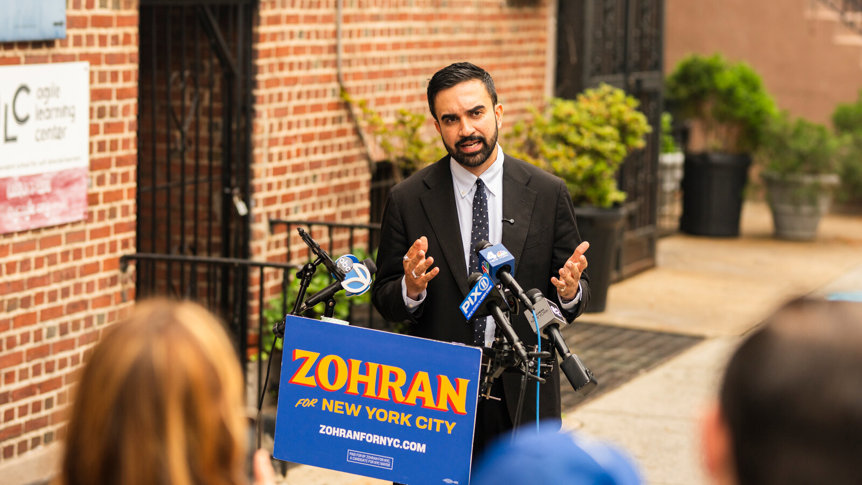Mamdani sorgt mit Plan für gemeinschaftliches Wohnen in New York für Debatte - Video zeigt, wie Mamdani für gemeinschaftliches Wohnen und öffentliches Eigentum eintritt – Debatte im Wahlkampf entfacht.