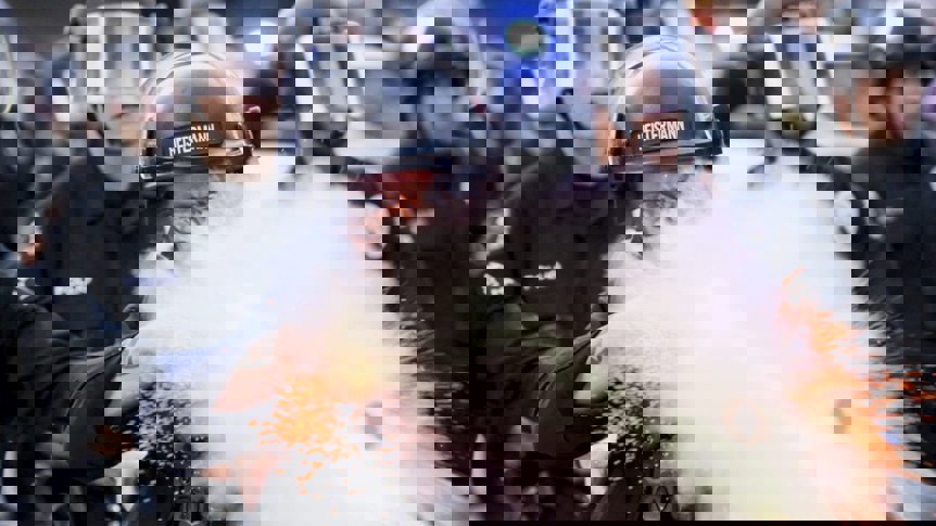 Agenten verhindern Sprengstoffanschlag auf Polizei bei Unruhen in LA - Bundesagenten vereiteln Sprengstoffanschlag auf die Polizei bei Unruhen in LA; Vizepräsident Vance und Nationalgarde reagieren auf anhaltende Unruhen.