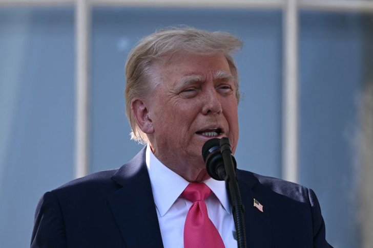 Trump verteidigt 'Shylock'-Begriff nach Antisemitismus-Vorwürfen - Trump sieht sich wegen der Verwendung des Begriffs „Shylock“ auf einer Kundgebung mit Antisemitismusvorwürfen konfrontiert und verteidigt ihn als Bankenbezug.
