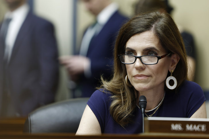 Mace stellt Walz zur Rede - Nancy Mace greift Tim Walz im Ausschuss an, während dieser mit Aussagen zu China neue Kritik auslöst.