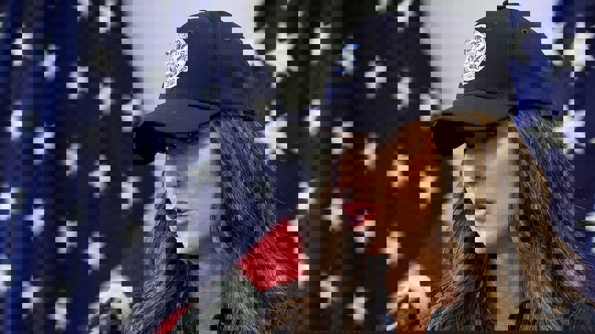 DHS-Chefin Kristi Noem im Krankenhaus, auf dem Weg der Besserung - DHS-Chefin Kristi Noem wurde nach einer allergischen Reaktion ins Krankenhaus eingeliefert, ist aber wach und erholt sich, wie Beamte bestätigen.