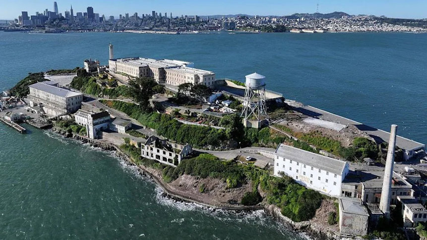 Trump Ekibi Alcatraz’ı Yüksek Güvenlikli Cezaevi Olarak Geri Getirmeyi Değerlendiriyor - Yetkililer, Alcatraz’ın en tehlikeli suçlular için federal cezaevi olarak yeniden açılmasını inceliyor.