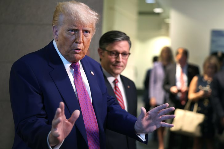 Trump’ın “Büyük, Güzel Yasa Tasarısı” Sınır ve Ekonomi Tartışmalarını Birleştiriyor - Trump’ın “büyük, güzel yasa tasarısı”, sınır güvenliği, vergi indirimleri ve arazi kullanımı konularında ailelerin ve otomotiv çalışanlarının desteğini alırken tartışmaları da beraberinde getiriyor.