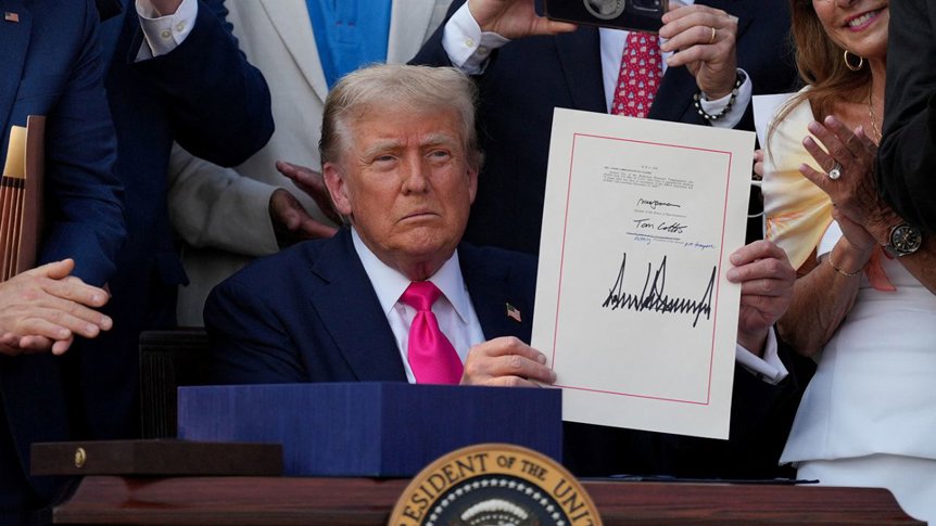 Trump unterzeichnet bedeutendes Gesetz zu Steuererleichterungen und Grenzsicherung - Trump unterzeichnet umfassendes 3,3-Billionen-Dollar-Gesetz für dauerhafte Steuersenkungen, Grenzsicherung und Sozialreformen.