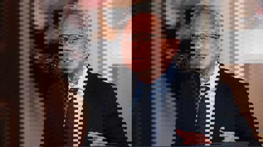 Nvidia-CEO unterstützt Trumps KI-Politik - Nvidia-CEO lobt Trumps wachstumsorientierte KI-Politik beim Event im Weißen Haus