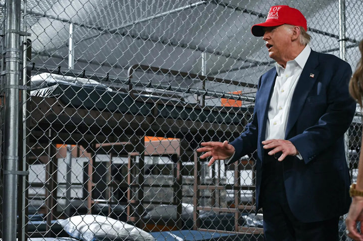 Trump: Nur Abschiebung führt aus dem 'Alligator Alcatraz' Zentrum - Trump sagt, der einzige Weg aus Floridas neuem „Alligator Alcatraz“-Migrantenzentrum sei die Abschiebung und bezeichnet es als Vorbild.