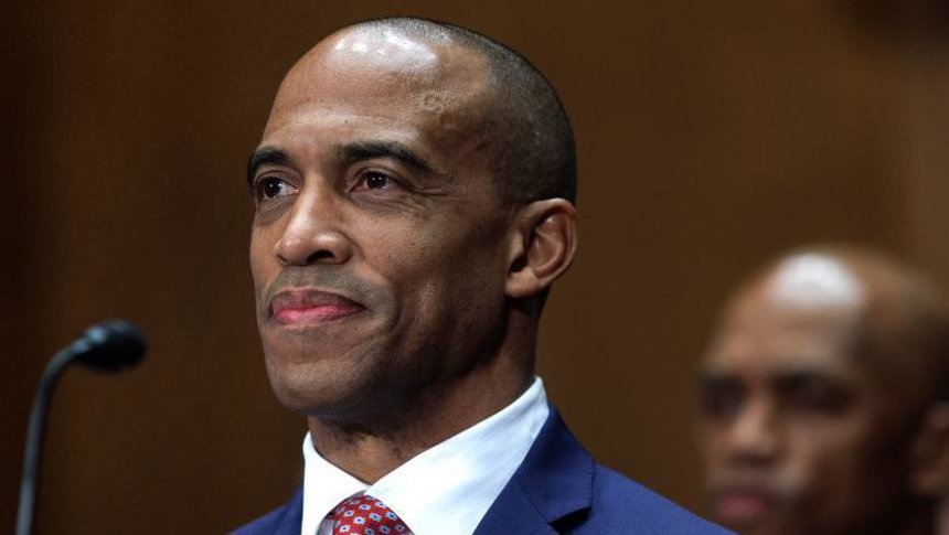 HUD Başkanı, Konut Krizinde Fed’in Yenileme Harcamalarını Eleştirdi - HUD Başkanı Scott Turner, konut krizinde Fed Başkanı Powell’ı maliyetli tadilatlar nedeniyle eleştirirken, bakanlığın taşınma kararını savundu.